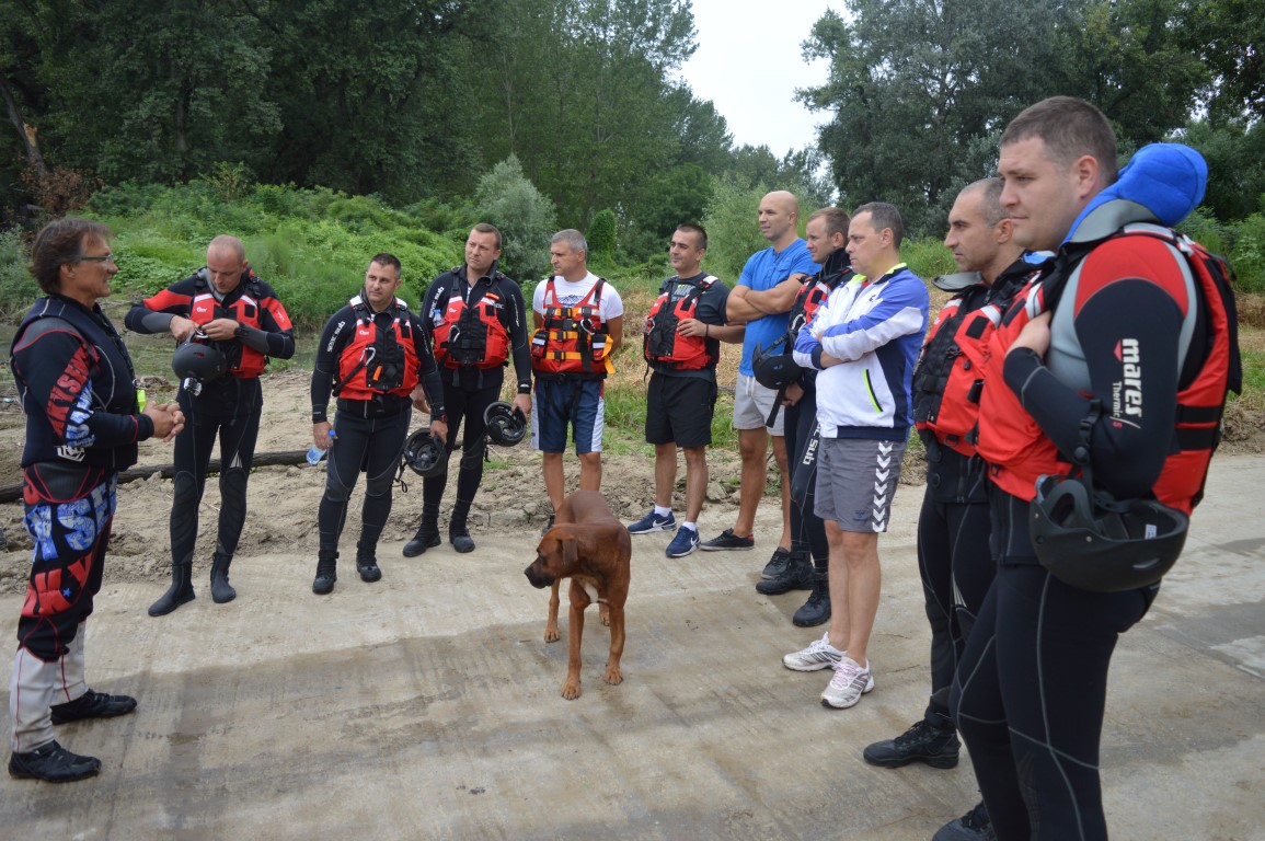 OBUKA PRIPADNIKA SEKTORA ZA VANREDNE SITUACIJE style=